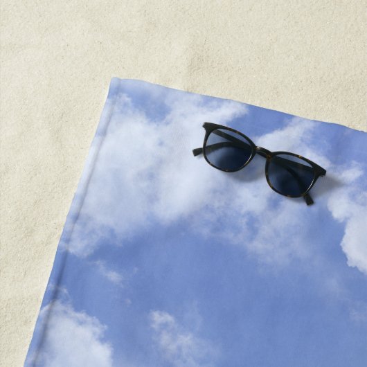 Niedliches Herz gestreift Wolke in blauem Himmel f Strandtuch (Beispiel)