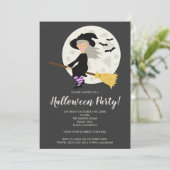 Niedliches Hexenmädchen auf einem Halloween-Party Einladung (Stehend Vorderseite)