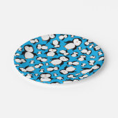 Niedliches Himmelblau Penguinmuster Pappteller (Schrägansicht)