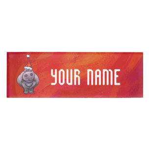 Niedliches Hippo in Weihnachtsmannmütze auf Rot Namenschild