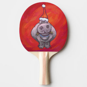 Niedliches Hippo in Weihnachtsmannmütze auf Rot Tischtennis Schläger