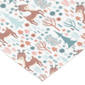 Niedliches Hirsch in Whimsical Forest Pattern Weih Kurzer Tischläufer (Ecke)