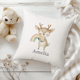 Niedliches Hirsch mit einem Boho Rainbow Baby Name Kissen