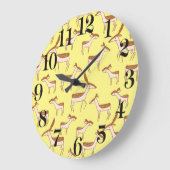 Niedliches Hirsch und Familie auf Pastellgelb Große Wanduhr (Winkel)