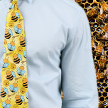 Niedliches Honigwabenmuster Krawatte<br><div class="desc">Die Niedliche Honeycomb Bee Pattern Krawatte! Das perfekte Accessoire für Bienenliebhaber und alle, die gewollt haben, eine Touch von verspieltem Charme zu ihrem Outfit hinzuzufügen. Es ist aus leichtem Material und ideal für Sommer- und Frühjahrsveranstaltungen. Lassen Sie sich von der Atmosphäre verzaubern und verwöhnen Sie Ihren Stil mit einem hübschen,...</div>