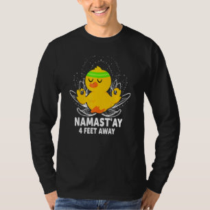 Niedliches Hühnchen 4 Meter entfernt Yoga Peace Su T-Shirt