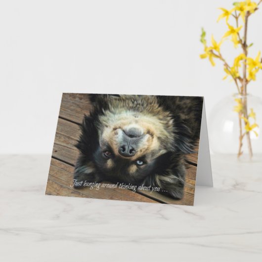 Niedliches Hundedenken auf der Karte (Gelbe Blume)