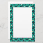 Niedliches Hundsmuster mit Knochen auf grünem Hint Briefpapier (Vorne/Hinten)