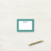 Niedliches Hundsmuster mit Knochen auf grünem Hint Post-it Klebezettel (Auf Schreibtisch)