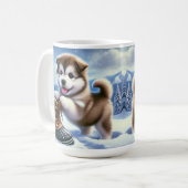 Niedliches Husky Puppy Playing in Snowy Winter Lan Kaffeetasse (Vorderseite Links)