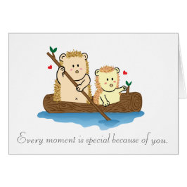 Niedliches Igelspaarsegeln auf hölzernem Boot