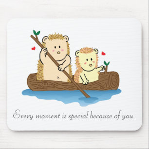 Niedliches Igelspaarsegeln auf hölzernem Boot Mousepad