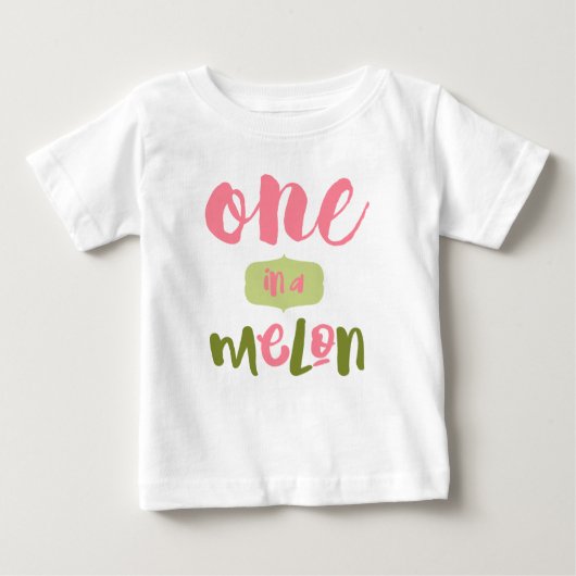 Niedliches in einem Melon Erstgeburtenmädchen Ador Baby T-shirt (Vorderseite)