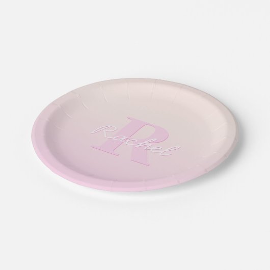 Niedliches individuell anpassbares Monogramm | Pea Pappteller (Schrägansicht)