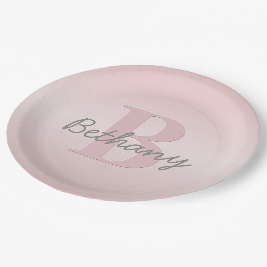 Niedliches individuell anpassbares rosafarbenes Mo Pappteller (Schrägansicht)