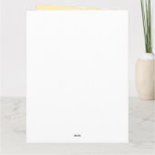 Niedliches Ingwer-Kätzchen, das einen Karte (Rückseite)