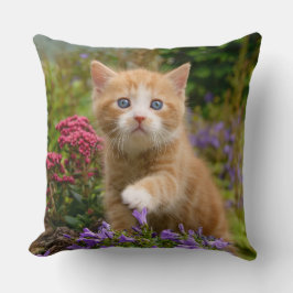 Niedliches Ingwer-Kätzchen im Garten Kissen