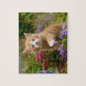 Niedliches Ingwerkätzchen im Garten Puzzle (Vertikal)