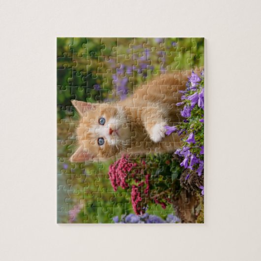 Niedliches Ingwerkätzchen im Garten Puzzle (Vertikal)
