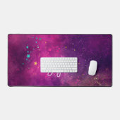 Niedliches Iriabenrosa-Weltraumgalaxie-Monogramm Schreibtischunterlage (Tastatur & Maus)