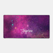 Niedliches Iriabenrosa-Weltraumgalaxie-Monogramm Schreibtischunterlage (Vorderseite)