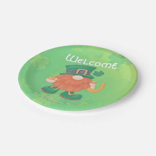 Niedliches Irish St. Patrick's Day Gnome Pappteller (Schrägansicht)