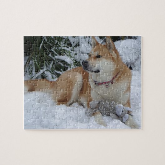 Niedliches japanisches akita im Schnee mit grauer  Puzzle (Horizontal)