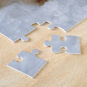 Niedliches japanisches akita im Schnee mit grauer  Puzzle (Seite)