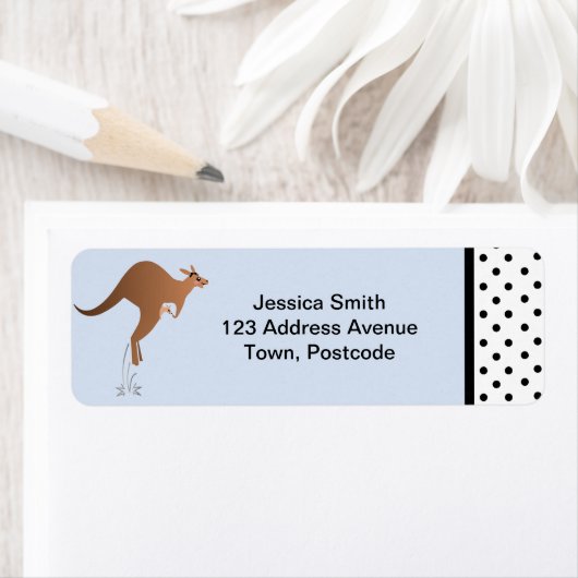 Niedliches Känguru mit Säugling in Beutel (Insitu)