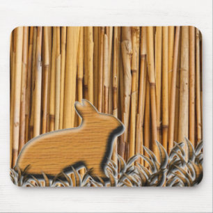 Niedliches Kaninchen im Hintergrund von Bamboo Mousepad