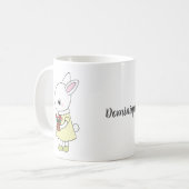 Niedliches Kaninchen mit rosa Blume Individuelle N Kaffeetasse (Vorderseite Links)