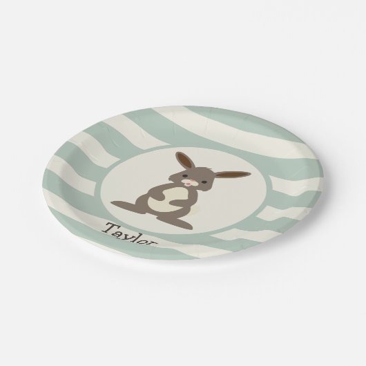 Niedliches Kaninchen, sonnig auf heller Seite grün Pappteller (Schrägansicht)