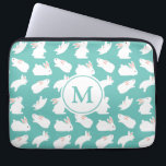 Niedliches Kaninchenmuster auf Aquamarinem Monogra Laptopschutzhülle<br><div class="desc">Adorable Weiß-Hasen-Muster auf aquamarin (Sie können die Hintergrundfarbe anpassen)</div>
