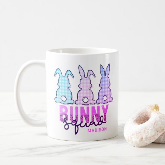 Niedliches Kariertes Bunny Squad Rabbit Personalis Kaffeetasse (Mit Donut)
