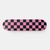 Niedliches kariertes (kariertes) rosa und schwarze skateboard (Horizontal)