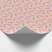 Niedliches Karottenmuster auf hellrosa Geschenkpapier (Ecke)