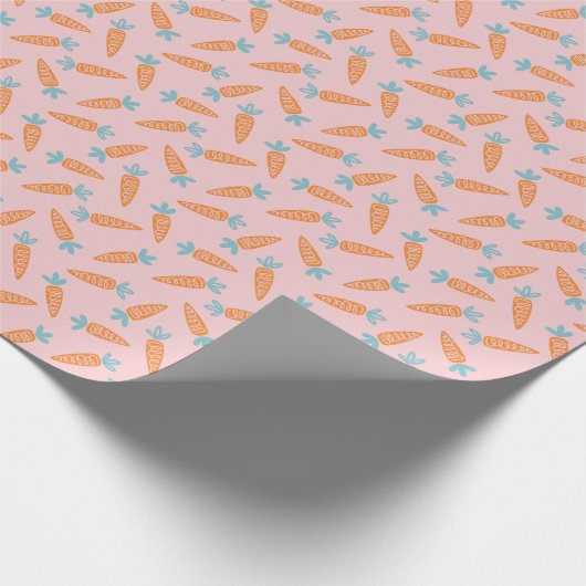 Niedliches Karottenmuster auf hellrosa Geschenkpapier (Ecke)