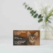 Niedliches Kätzchen gegen einen Brown-Hintergrund Visitenkarte (Stehend Vorderseite)
