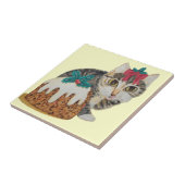 niedliches Kätzchen grauer Tabby, der Fliese (Seite)