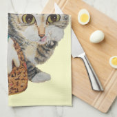 niedliches Kätzchen grauer Tabby, der Handtuch (Viertel Falte)