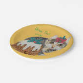 niedliches Kätzchen grauer Tabby, der Pappteller (Schrägansicht)