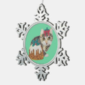 niedliches Kätzchen grauer Tabby, der Schneeflocken Zinn-Ornament (Rechts)
