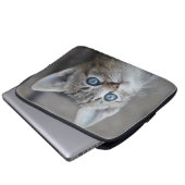 Niedliches Kätzchen im Garten Laptopschutzhülle (Vorne Knopf)