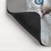 Niedliches Kätzchen im Garten Mousepad (Ecke)