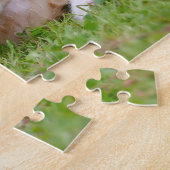 Niedliches Kätzchen in einem blühenden Garten .. Puzzle (Seite)