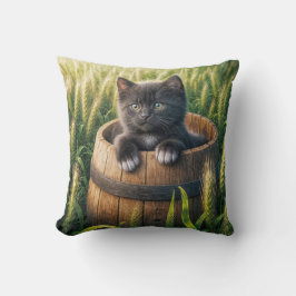 Niedliches Kätzchen in einem Holzfass Kissen