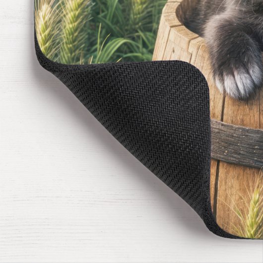 Niedliches Kätzchen in Holzfässern Mousepad (Ecke)