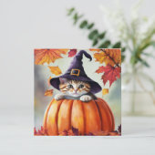 Niedliches Kätzchen in Kürbiskröte mit Lila Hexenh Einladung (Stehend Vorderseite)