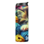 Niedliches Kätzchen Schlafen unter einer Decke Per Thermosbecher (Nach links gedreht)