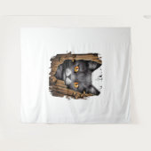 Niedliches Kätzchen sieht aus zerrissenen Stoffen  Wandteppich (Vorderseite (Horizontal))